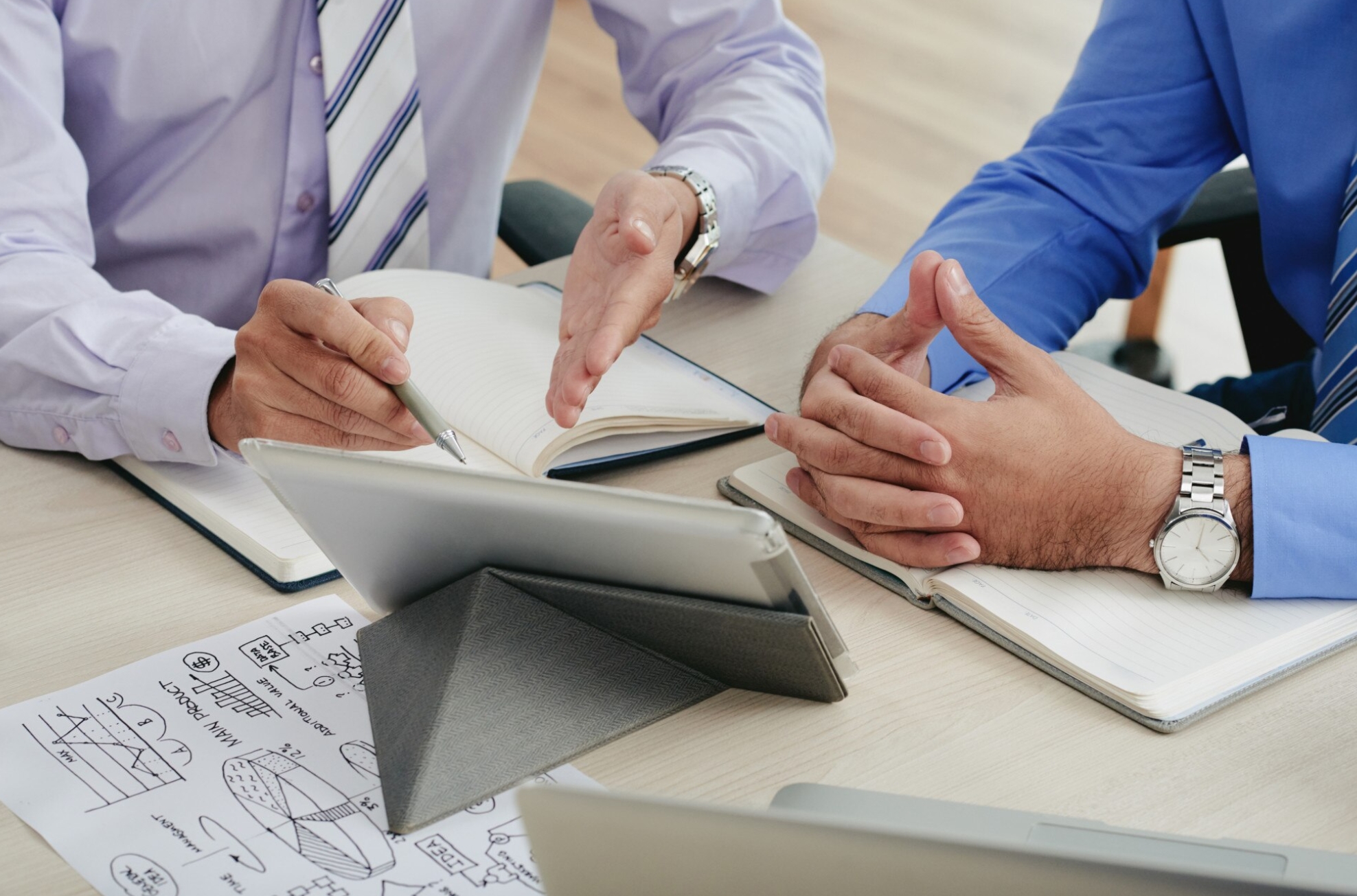 Foto de Manos de Hombres para Montes &Galera en Motril (Granada)